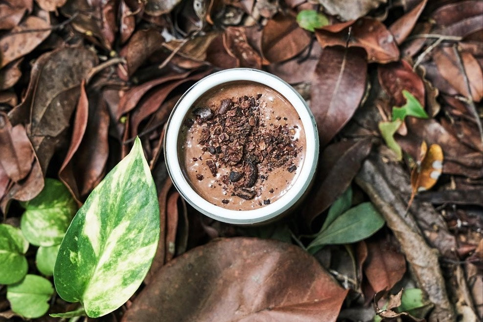 Cacao served among leaves at Holistika